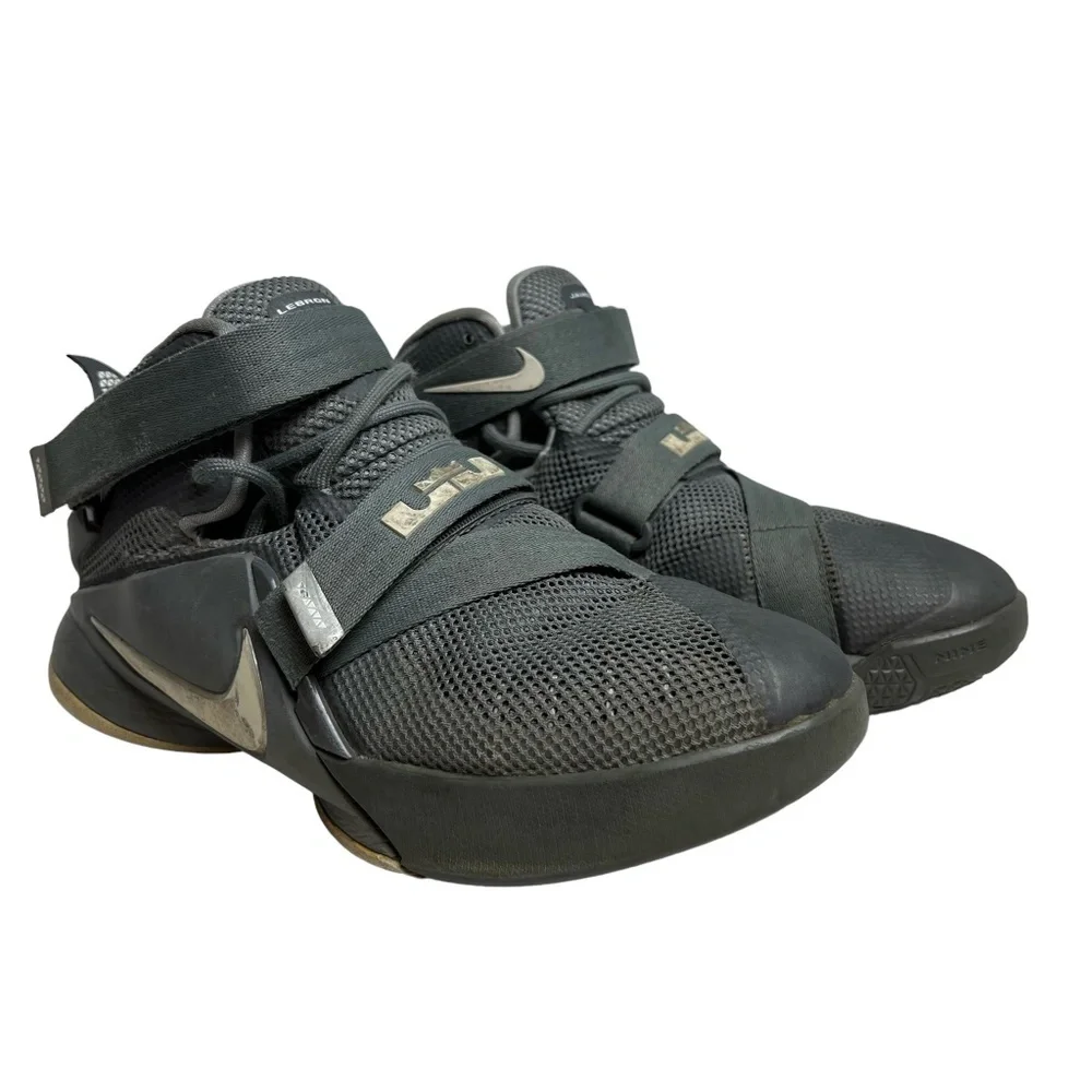 NIKE LEBRON JAMES 776471-003 Soldier IX 9 Basketball Athletic Gray Shoes sz 5 Y